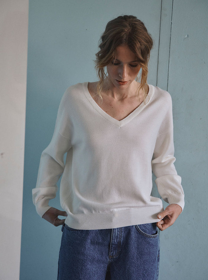 pull aglaé blanc naturel silhouette sobre