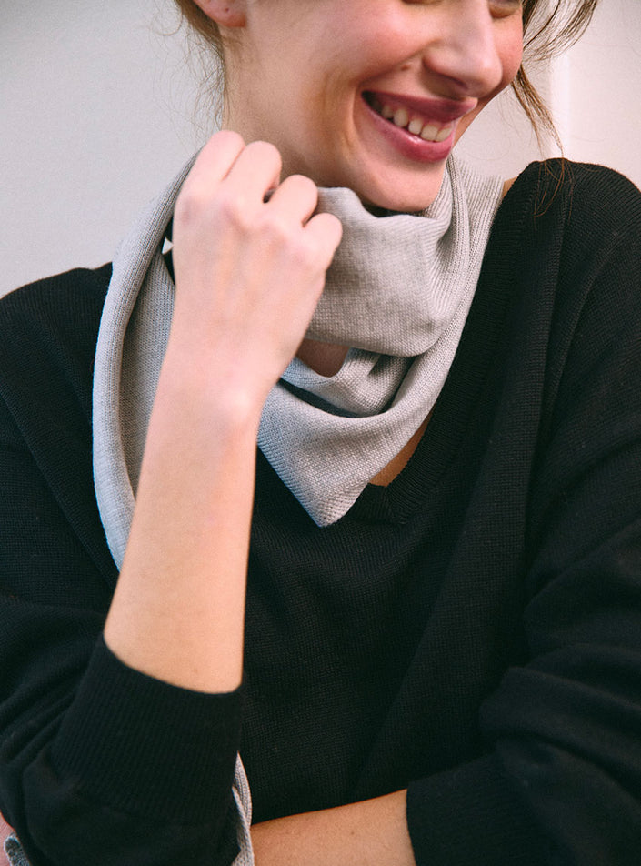 focus pull aglae noir en maille jersey avec une écharpe en intérieur