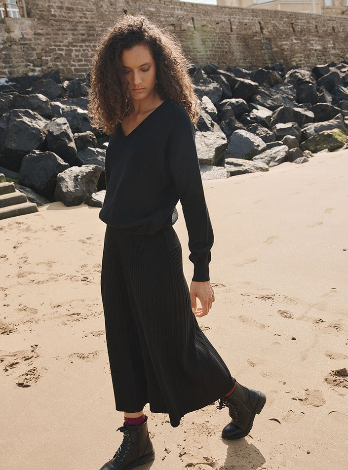 silhouette moderne avec pull aglaé noir