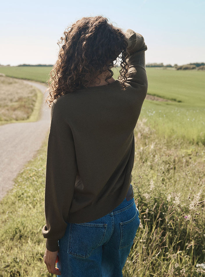 pull aglaé vert jonc vue de dos