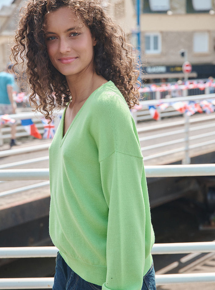 Pull Aglaé vert néon col V femme