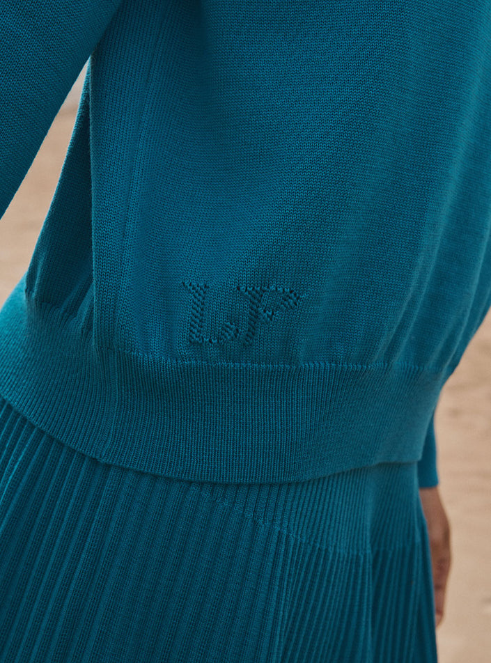 zoom matière et signature LF sur le pull agathe bleu atlantique