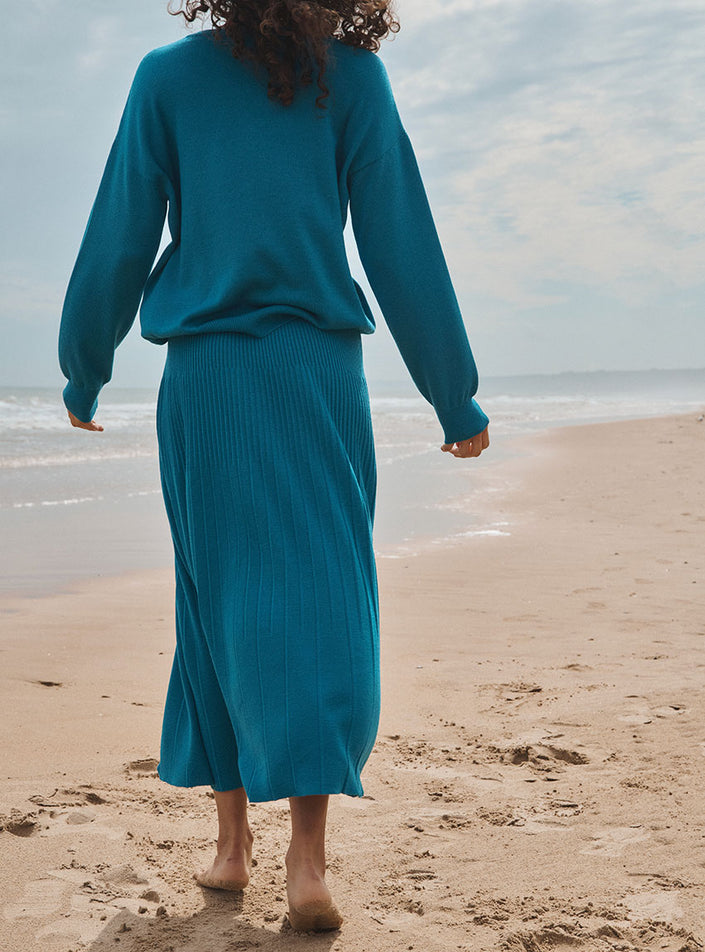 pull agathe bleu atlantique porté sur plage