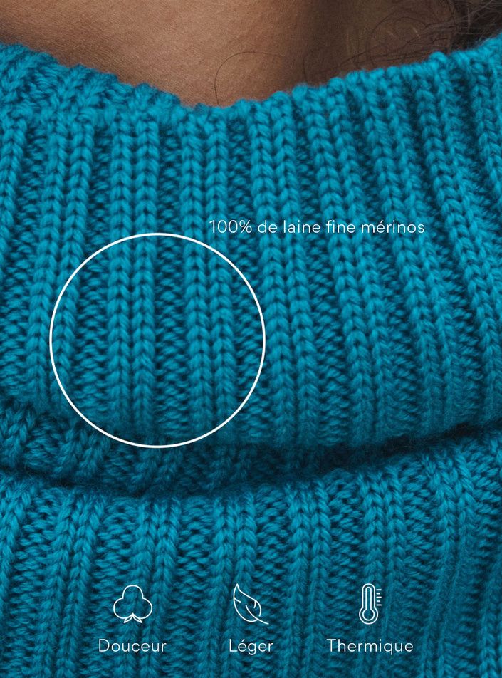 Focus matière maille côtelée en laine mérinos col anaïs bleu atlantique carrousel