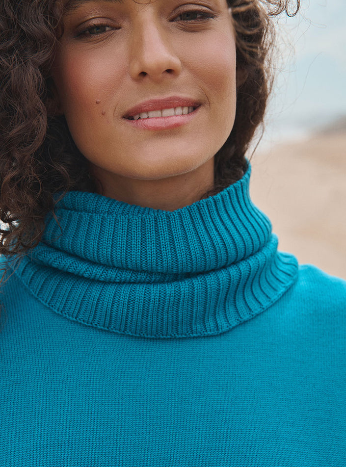 Maille confortable au rendu visuel contemporain du col anaïs bleu atlantique 