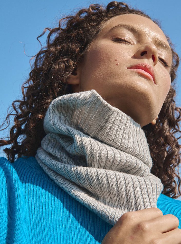 Détail du tricot du col Anaïs gris souris