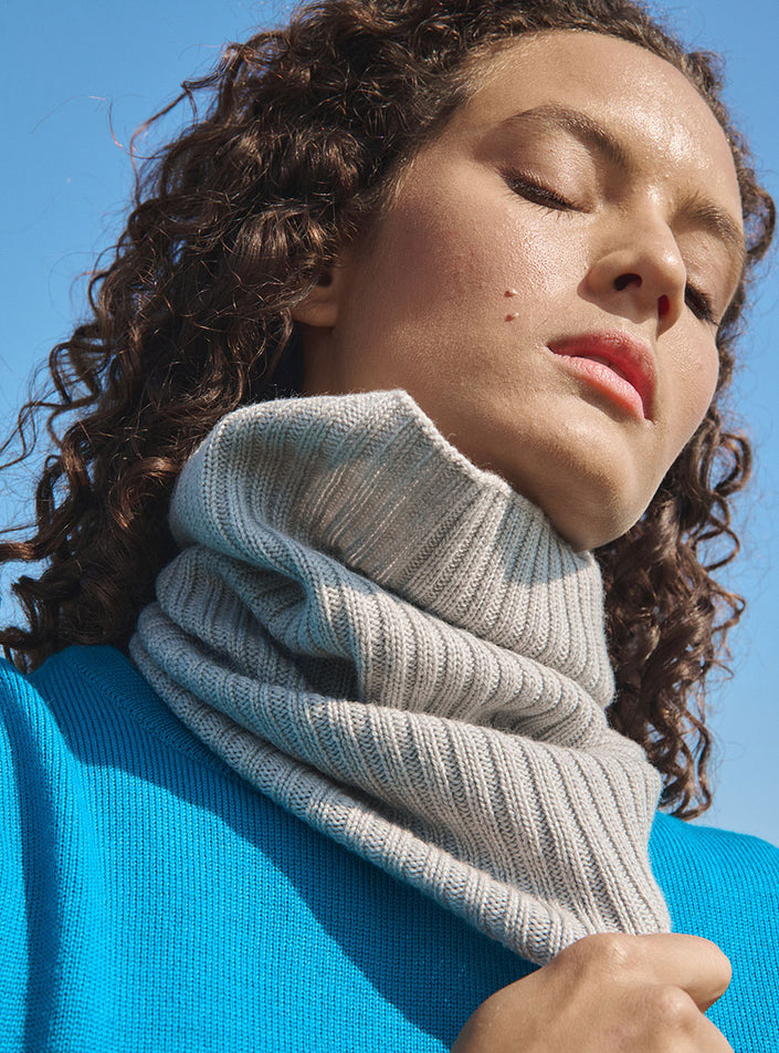 Col Anaïs gris souris photographié en situation portée