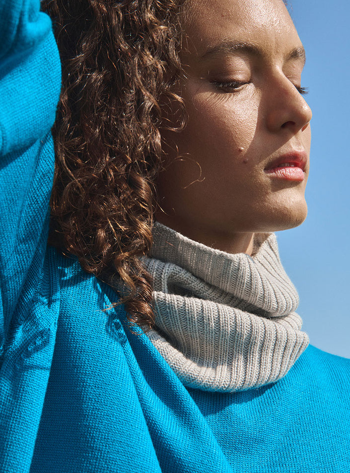 Zoom sur la structure du tricot du col anaïs gris souris