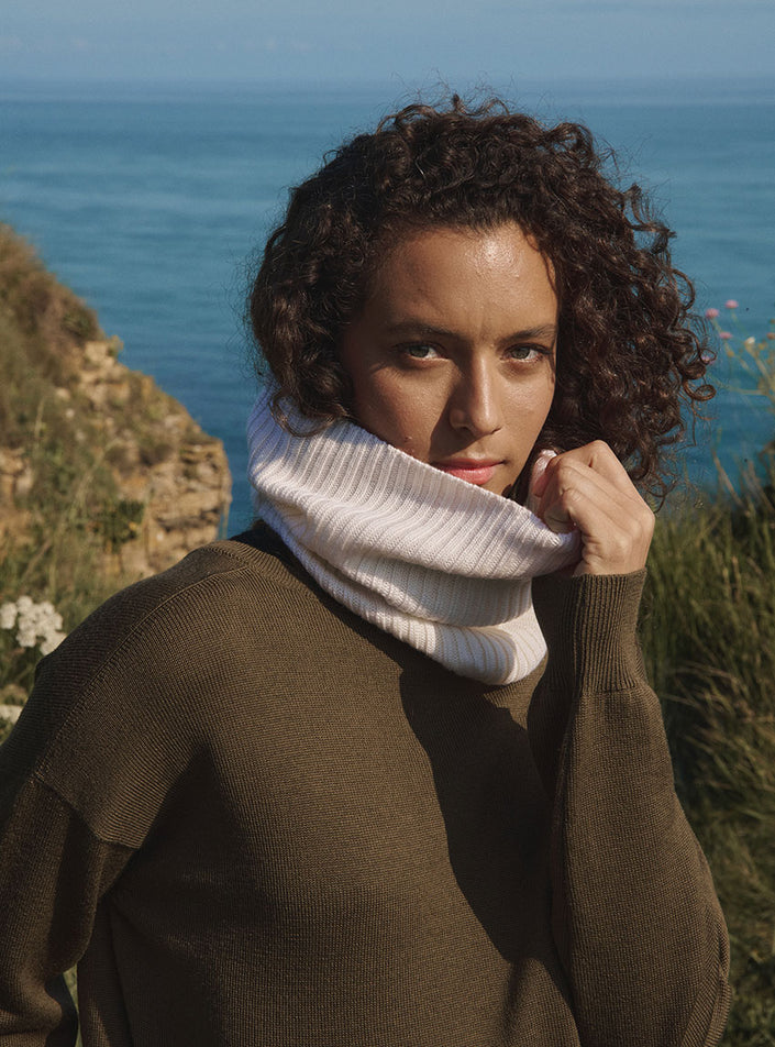 Col Anaïs blanc naturel porté autour du cou