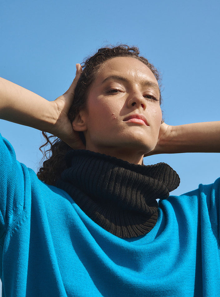 Accessoire noir en maille côtelée porté
