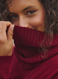 Détail du tricot du col Anaïs rouge bourgogne