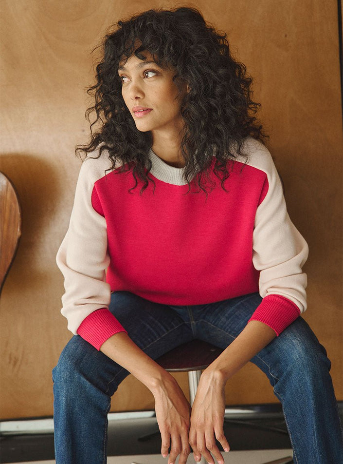 Silhouette moderne dans un pull rouge cerise