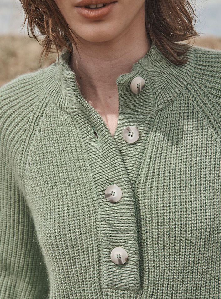 Zoom sur l’aspect de la maille perlée et du tricot du pull aurélie vert sauge