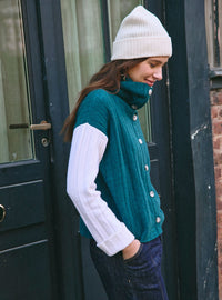 Gilet Aubane vert paon porté en look hivernal
