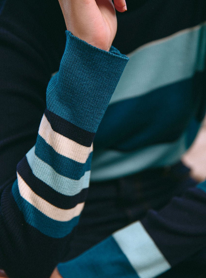 Détail de la maille du pull Anémone rayé bleu