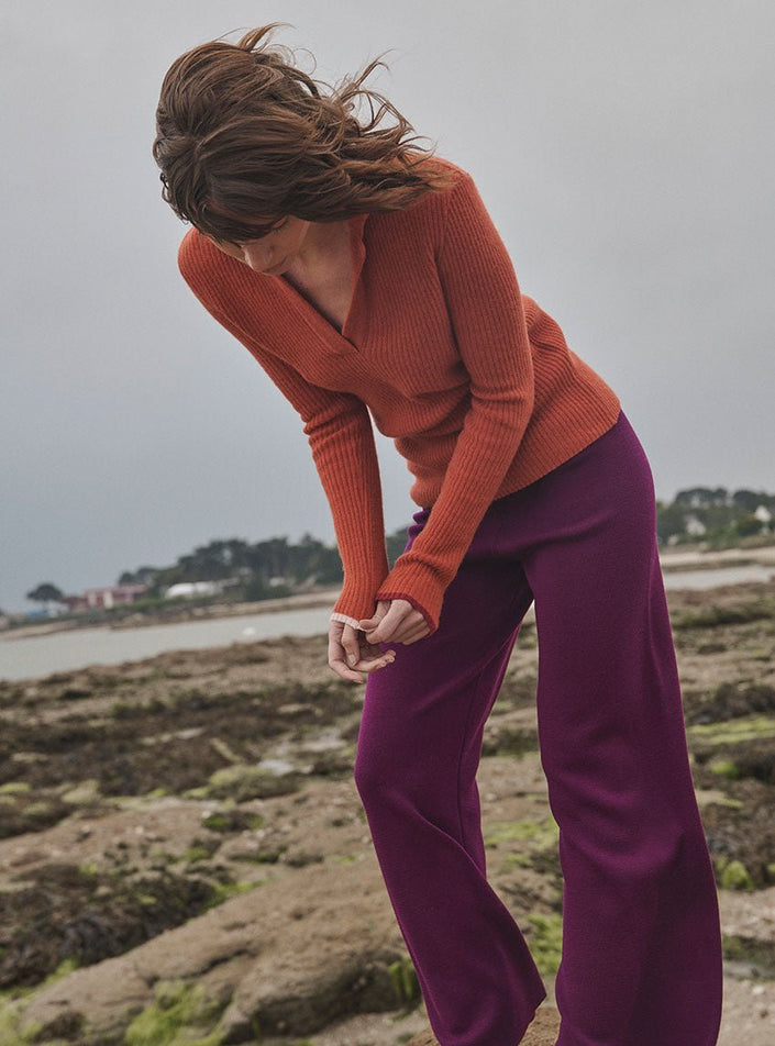 Vue en mouvement de face du polo angélique orange nubuck en laine & cachemire