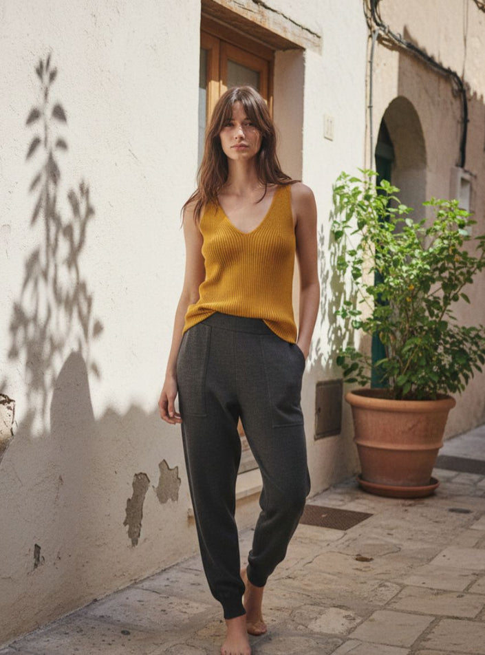 Silhouette en mouvement du joggpant adrienne gris anthracite avec un pull chaussette noir et le gilet astrid gris en extérieur