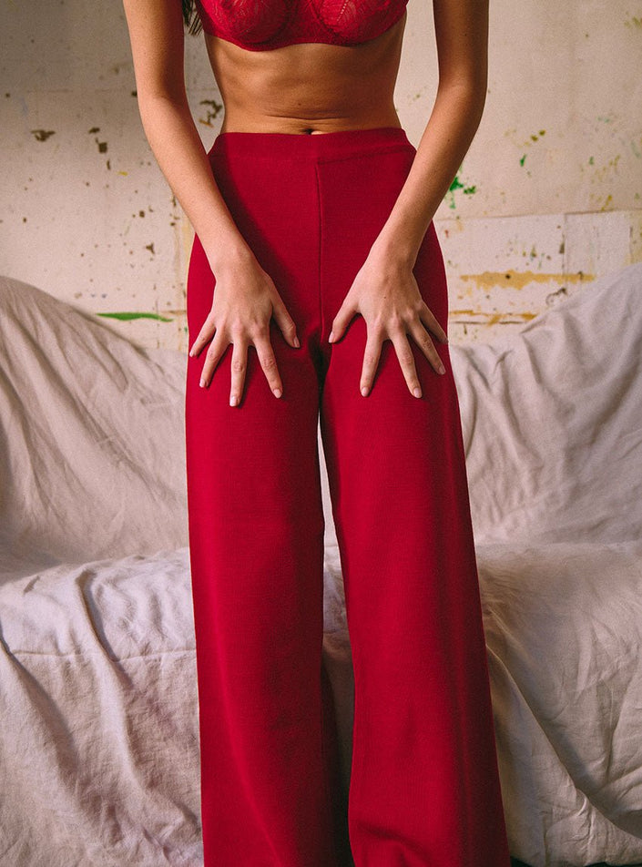 Pantalon Alexia rouge foncé en maille point de rome vue de face