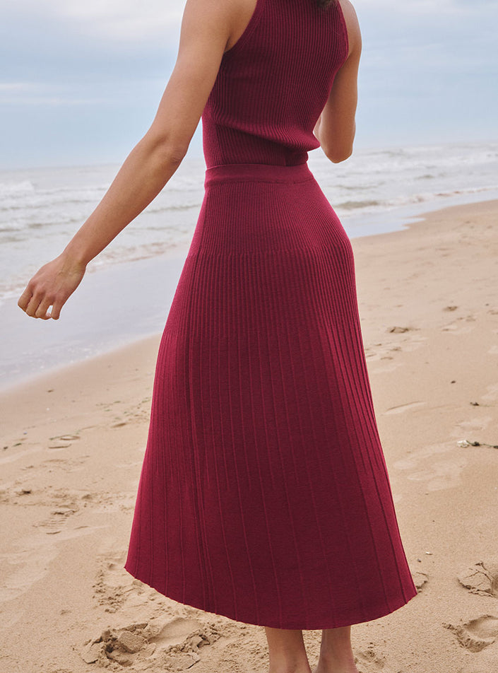 silhouette élégante en jupe alexandra rouge bourgogne