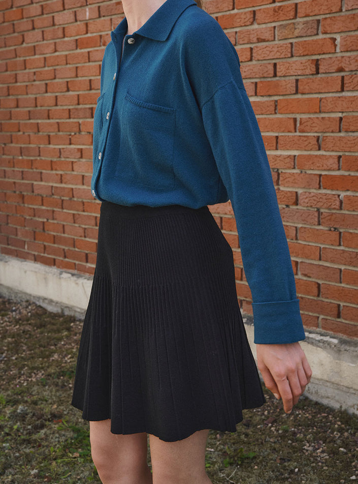 Vue de côté jupe Annaëlle courte, tombé fluide et plissé