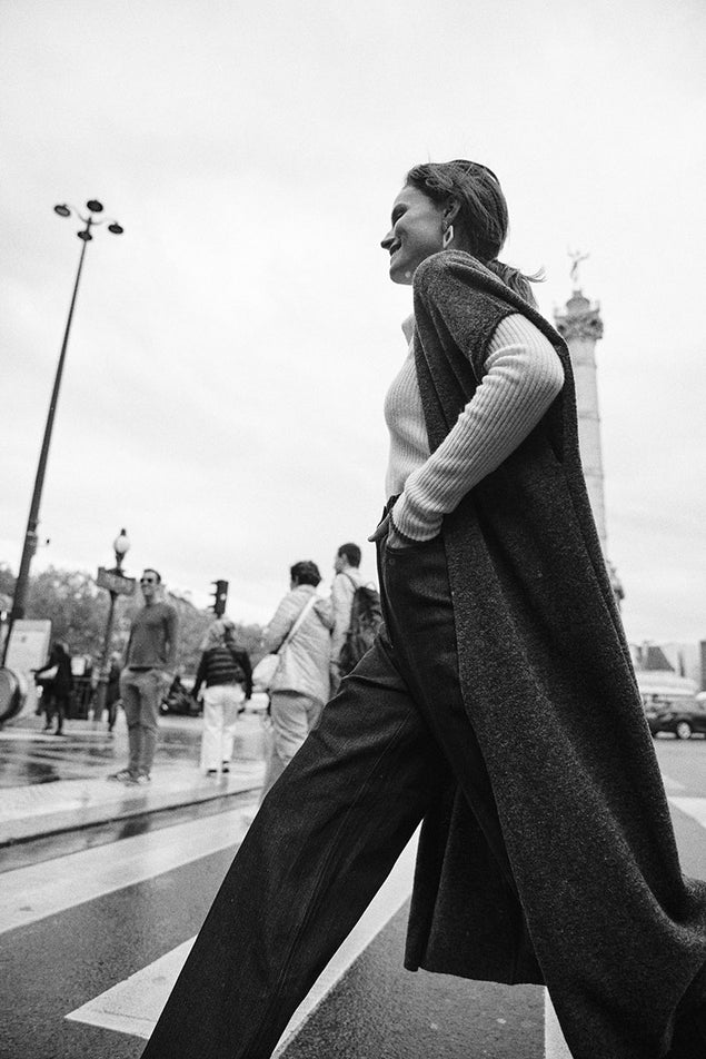 Gilet Astrid sans manche gris porté sur pull Angélique et jean large