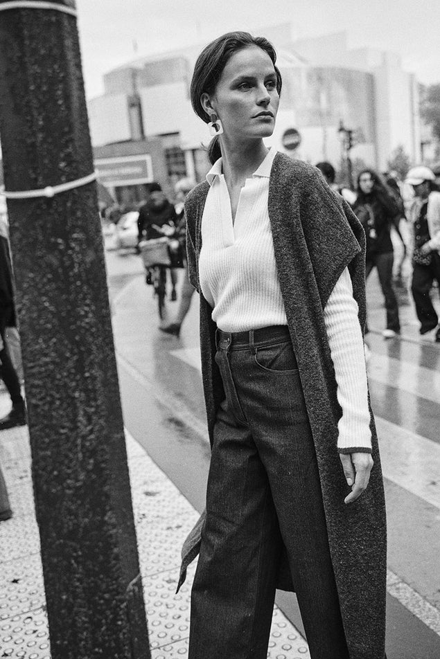 Gilet Astrid maille jersey sans manche porté en look casual