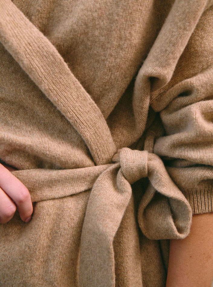 zoom gilet Axelle beige ceinture, maille jersey