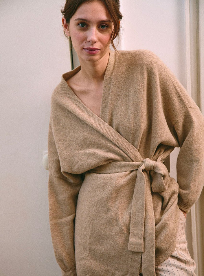 Gilet Axelle beige porté, silhouette longue, emmanchures descendues