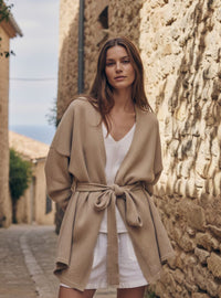 Gilet Axelle beige porté, silhouette longue, emmanchures descendues de face