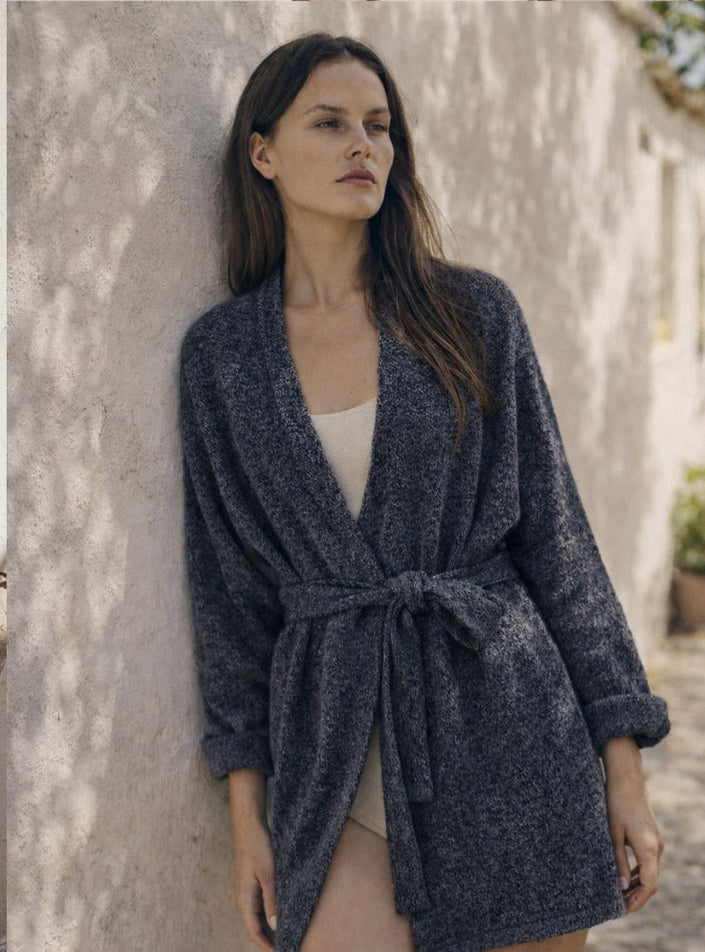 Gilet Axelle gris mouliné femme, maille jersey longue, ceinture à passants porté fermé