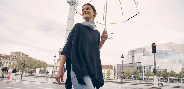 slider poncho anae noir en laine mérinos en extérieur