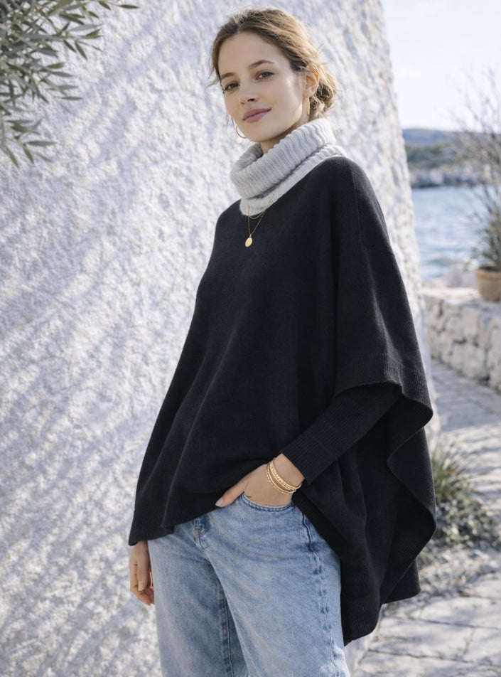 Look de printemps avec poncho Anaé noir