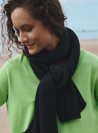 Maille noire de l'écharpe Alix vue de près