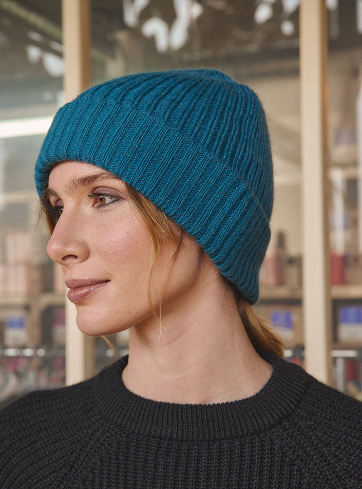 Vue rapprochée du bonnet ambre bleu vert