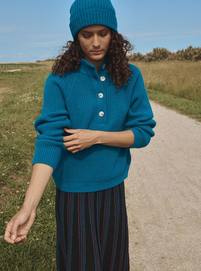 Bonnet ambre bleu vert avec un pull en mohair bleu vert