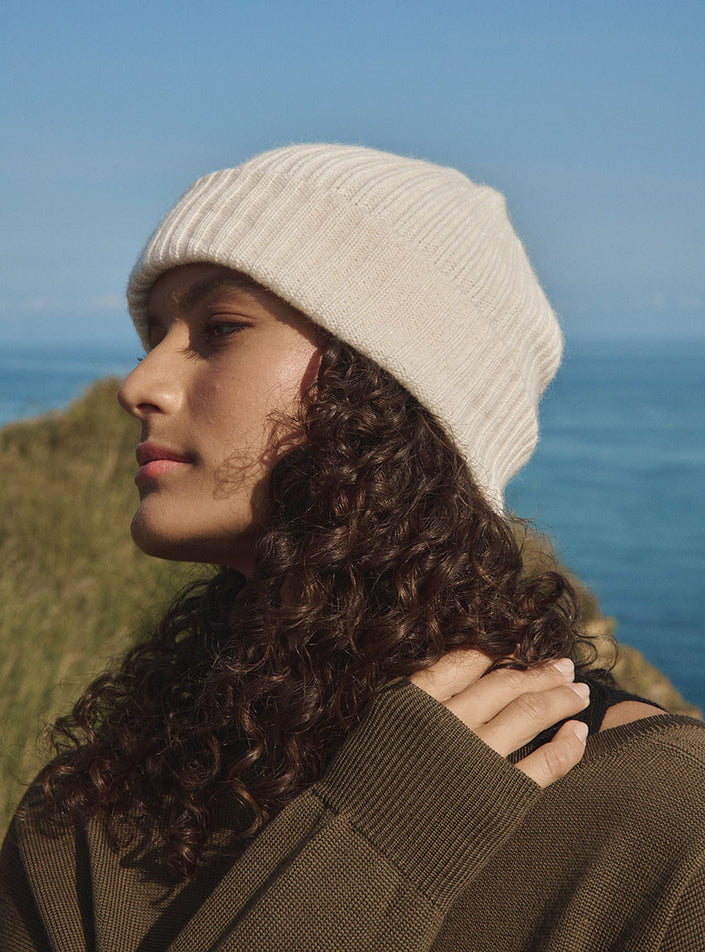 Vue extérieur du bonnet ambre blanc naturel en mohair