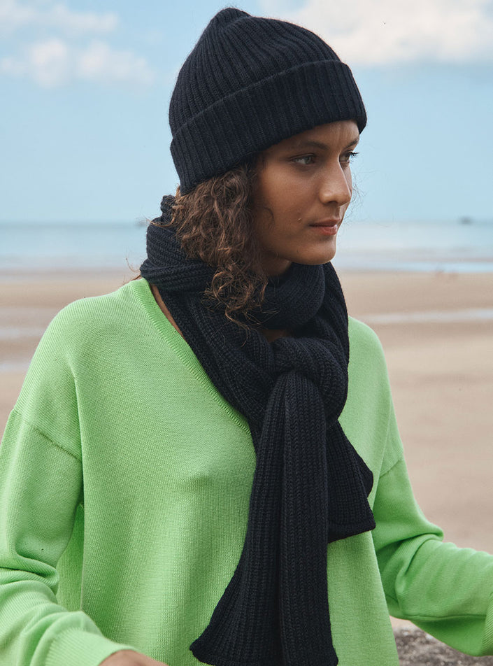 Vue de trois quart face du bonnet ambre noir en mohair