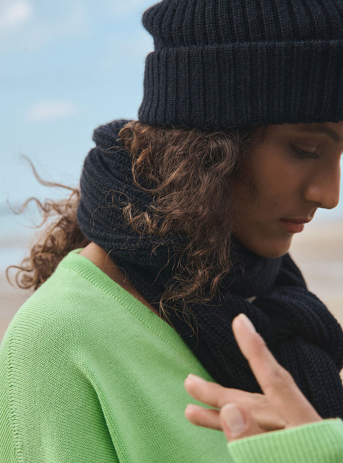 Vue rapprochée du bonnet ambre noir en mohair en extérieur