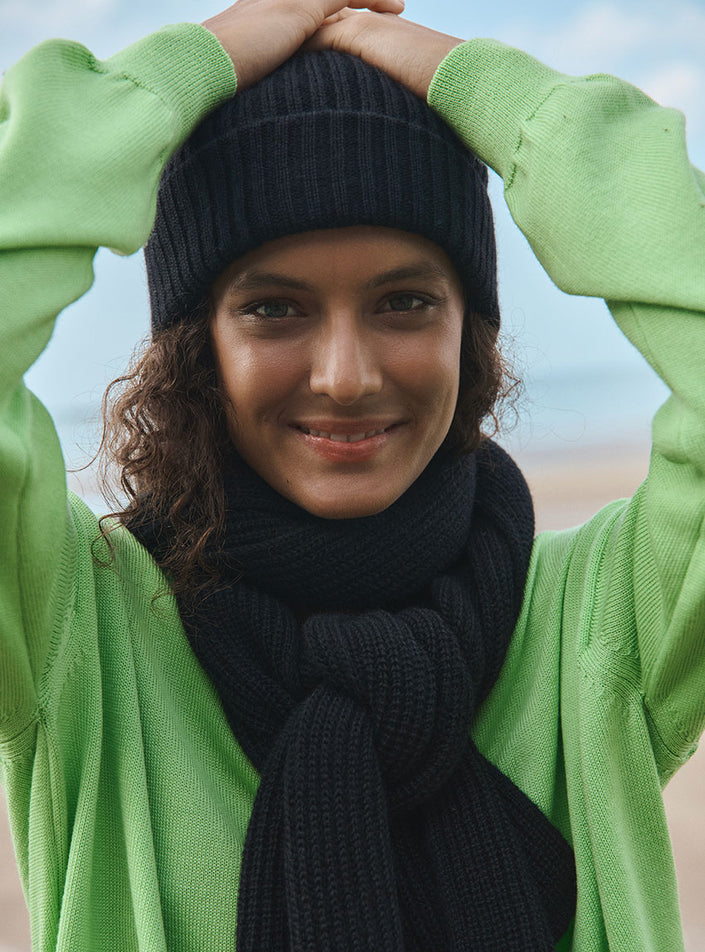 Bonnet Ambre noir porté, allure sobre