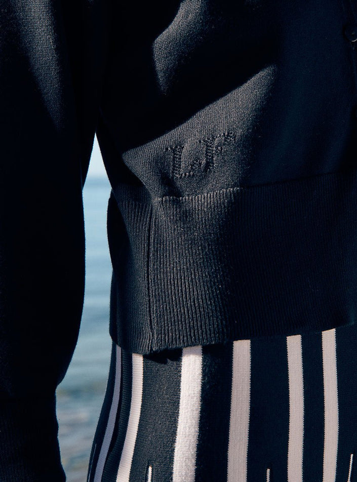 Détail de la maille du gilet Bertille noir cendré