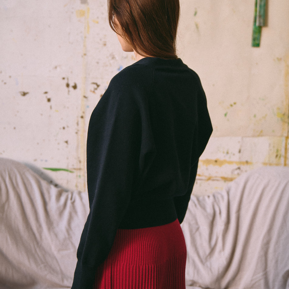 Vue de dos du gilet bertille noir en coton avec la jupe alexandra rouge foncé