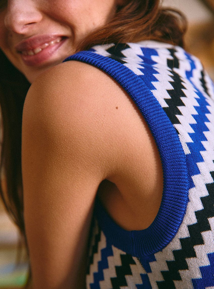 Détail du motif du pull Betty bleu électrique