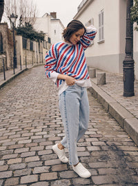 Pull Blanche bleu associé à un jean clair