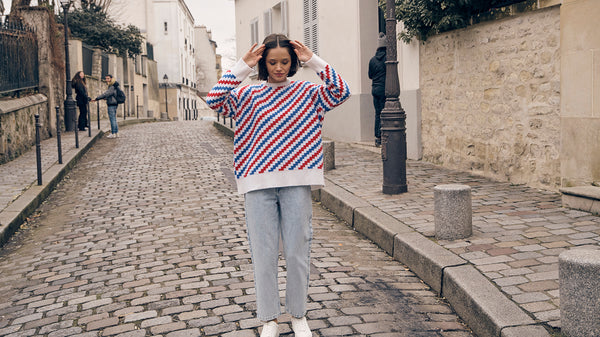 Pull Blanche en situation portée dans la rue