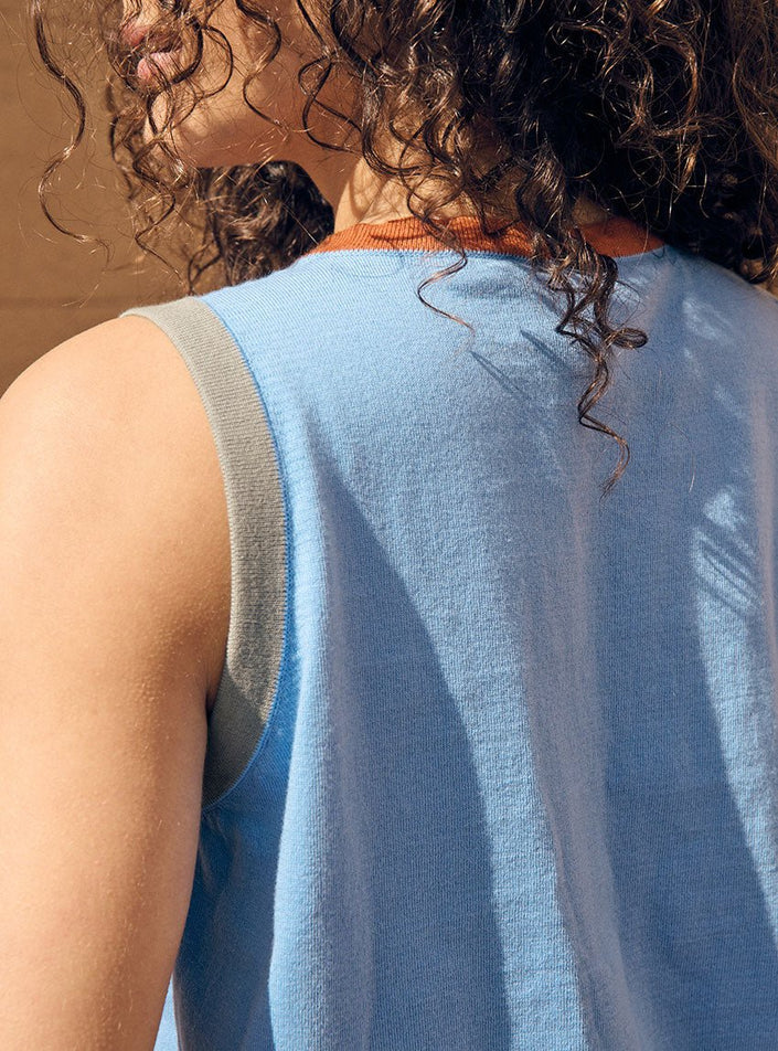 vue rapprochée du tricot top bénédicte bleu aster