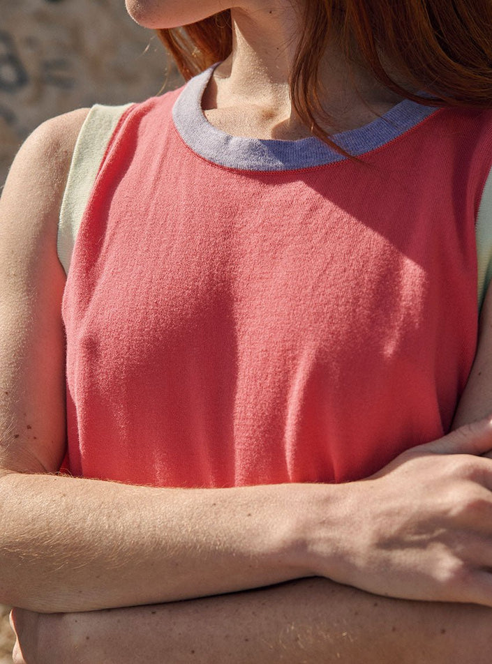 Détail du coloris rose pastèque du top Bénédicte