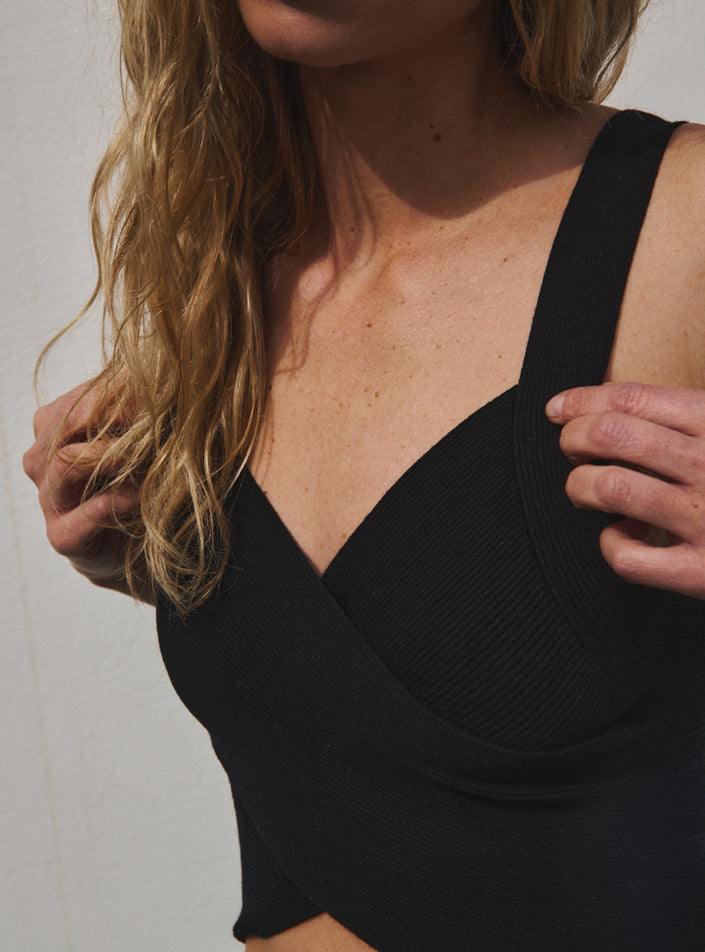 brassière brigitte noir top noir silhouette élégante intemporelle