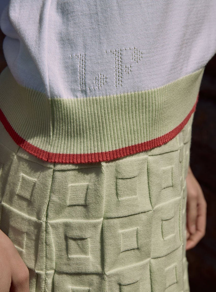 Détail de la texture du top Bénédicte blanc et de la jupe Bérengère jaune luciole