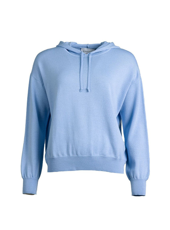 Pull Claude bleu aster à capuche porté en extérieur