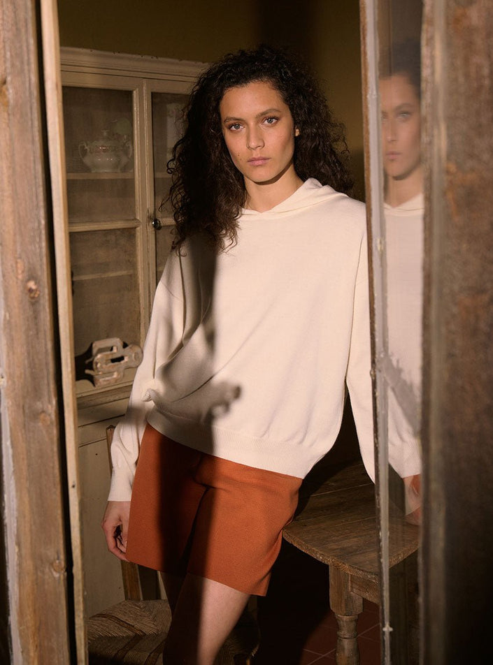 Allure épurée avec un pull en maille claire